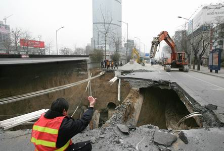 地铁施工污水管断裂.jpg 地铁施工污水管断裂.jpg