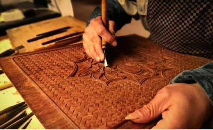 红木家具手工雕刻.jpg 红木家具手工雕刻.jpg