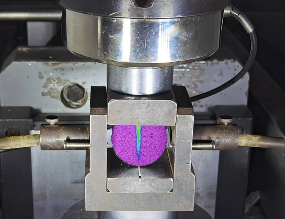 DIC三维全场应变测量技术用于岩石巴西劈裂应变场及裂纹演化分析.jpg DIC三维全场应变测量技术用于岩石巴西劈裂应变场及裂纹演化分析.jpg