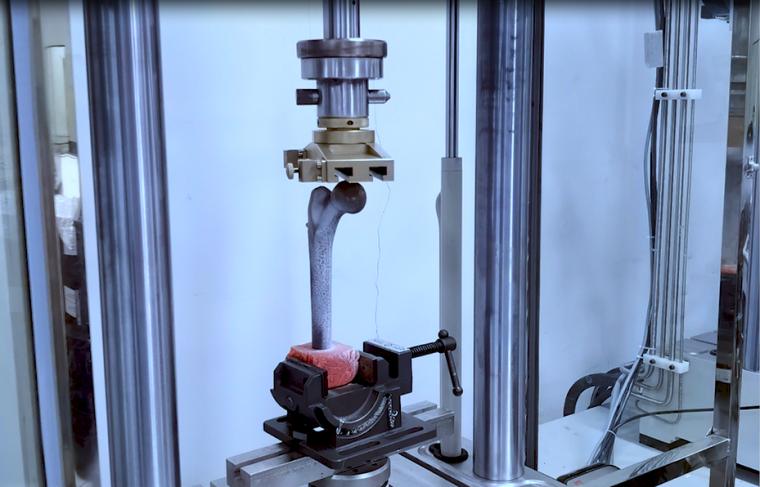 数字图像相关技术(DIC)在生物力学领域的应用:骨头材料受压变形DIC测试.jpg 数字图像相关技术(DIC)在生物力学领域的应用:骨头材料受压变形DIC测试.jpg