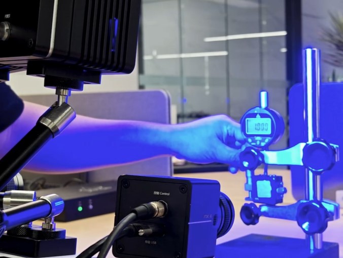 DIC全场应变测量系统与千分表对比进行精度与准确度检验.jpg DIC全场应变测量系统与千分表对比进行精度与准确度检验.jpg