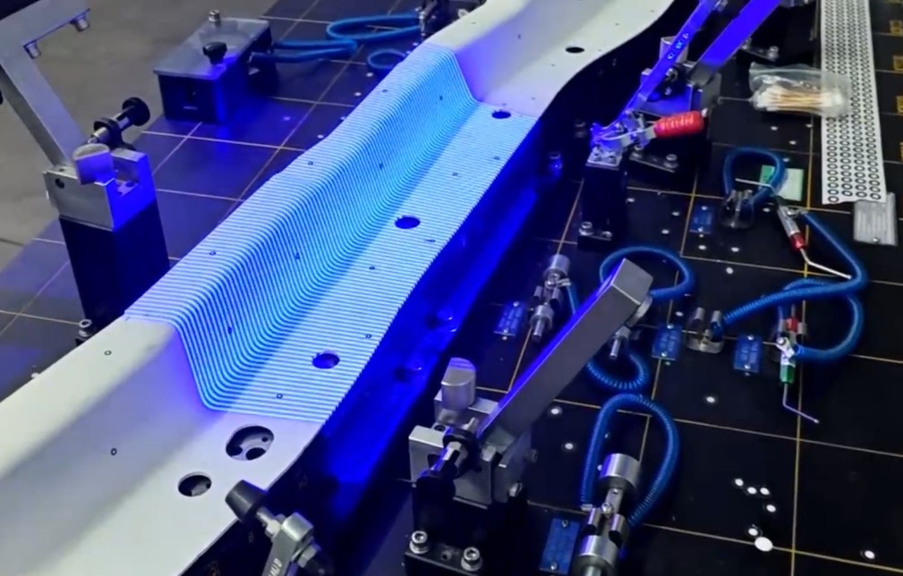 高精度蓝光三维扫描仪投射蓝光光栅于汽车钣金件表面获取3D数据模型.jpg 高精度蓝光三维扫描仪投射蓝光光栅于汽车钣金件表面获取3D数据模型.jpg