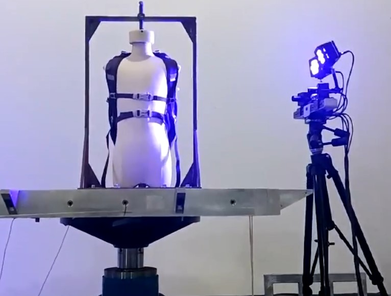 高速DIC技术用于背包肩带动态位移变化振动台模拟试验.jpg 高速DIC技术用于背包肩带动态位移变化振动台模拟试验.jpg